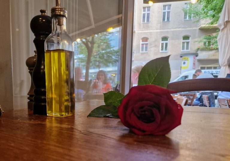 Eine Rose, die ich unerwartet geschenkt bekommen habe.