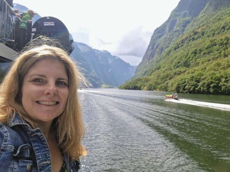 Dr. Kerstin Stachel in Norwegen mit Speedboot im Hintergrund.