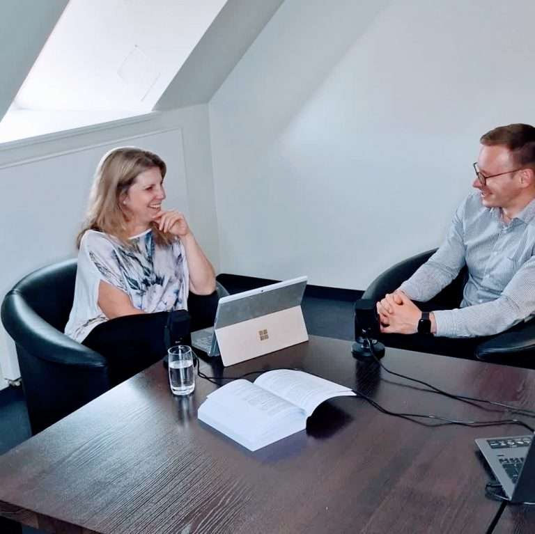 Dr. Kerstin Stachel und Lennart Eltzholtz beim Podcast.