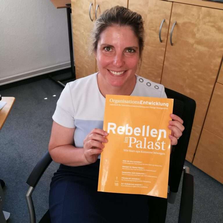 Kerstin Stachel mit der Zeitschrift Rebellen im Palast