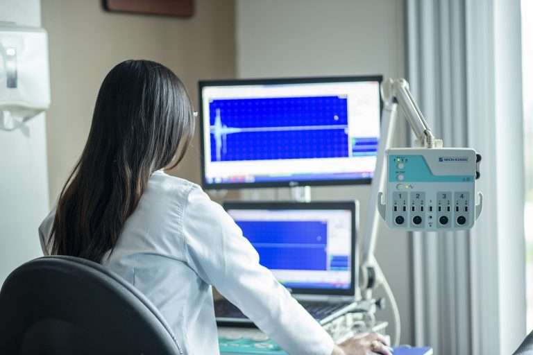 Frau am Computer im Krankenhaus.